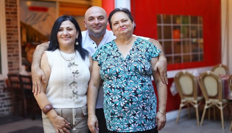 about Фотография трех поколений владельцев сети - мама Нелли, сын Гур и его дочь