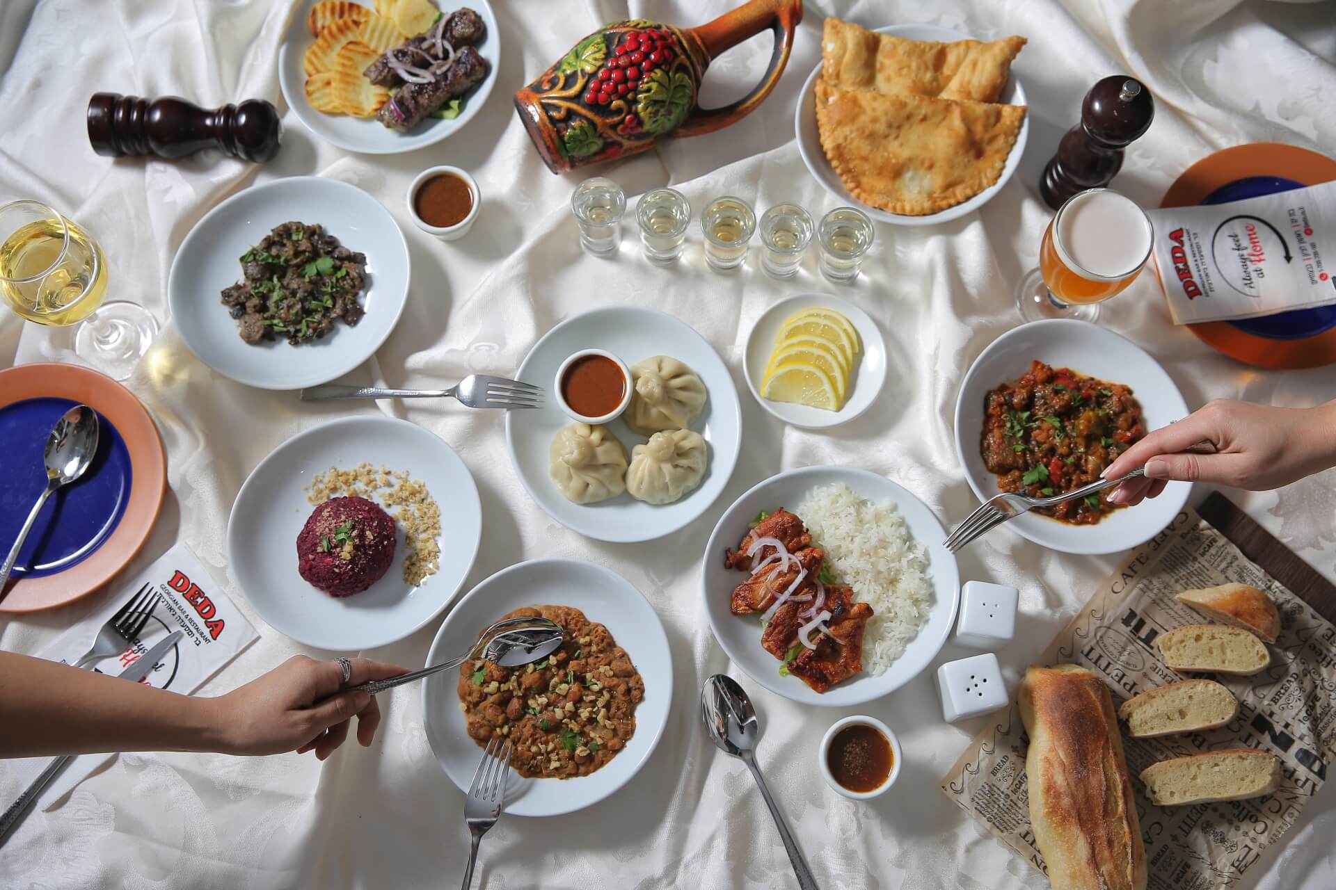 Атмосферное изображение стола с блюдами ресторана